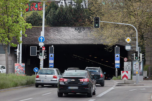 Blick vom Marienplatz auf das Tunnelportal. Im Vordergrund fahrende Autos.