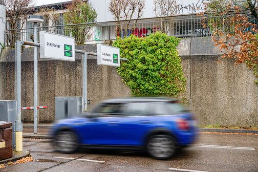 Ein blauer Kleinwagen fährt auf die Schranke eines Park and Ride-Parkplatzes an der Albstraße in Degerloch zu.