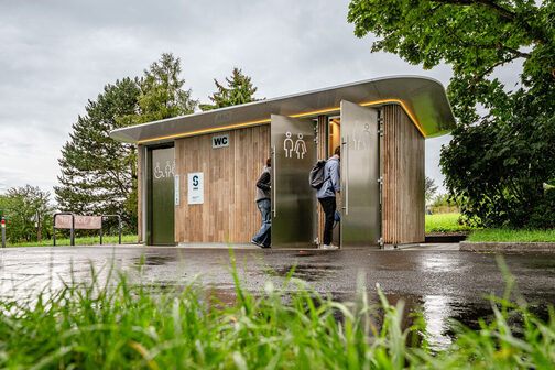 Außenansicht der neuen Toilettenanlage.