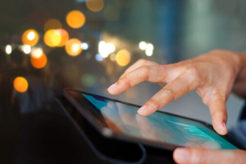 Geschäftsmann mit Tablet in der Nacht