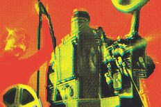 Auf dem Bild sieht man einen analogen Filmprojektor. Eine Person steht hinter dem Projektor und hält einen Filmstreifen. Über dem Bild liegt ein Filter, sodass die Abbildung körnig erscheint. Der Hintergrund ist rot, der Projektor leuchtet gelb.