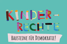 Plakat mit dem Motto zum Weltkindertag 2025: "Kinderrechte - Bausteine für Demokratie!"